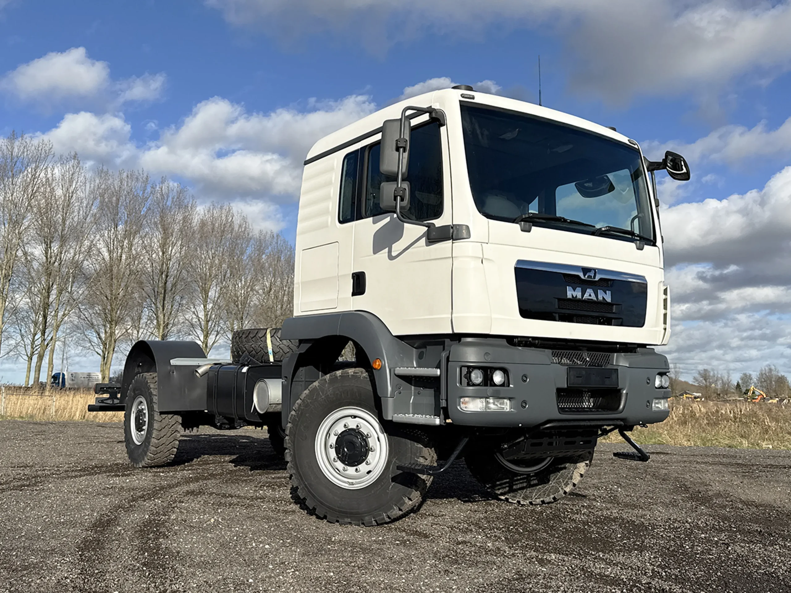 HOMBRE TGM 18.280 BB-CKD 4x4 Cabina de chasis